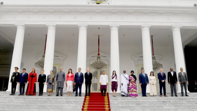 10 duta besar luar biasa dan berkuasa penuh (LBBP) di Istana Negara, Jakarta.