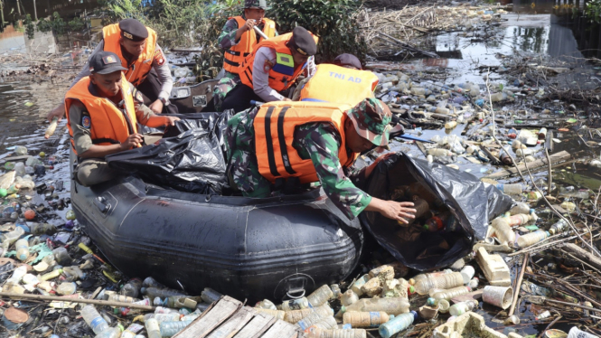 VIVA Militer: Prajurit Kodim 1013/MTW Bersihkan Sampah di aliran Sungai Bontang