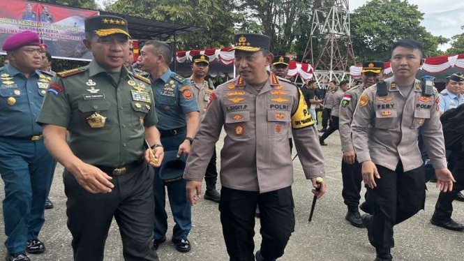 Panglima TNI Jenderal Agus Subiyanto bersama Kapolri kunjungan ke Papua