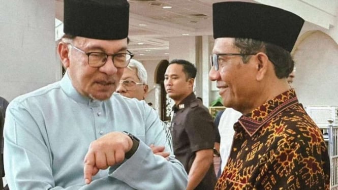 Menteri Koordinator Bidang Politik, Hukum, dan Keamanan RI Mahfud MD bertemu dengan Perdana Menteri (PM) Malaysia Anwar Ibrahim di Kuala Lumpur, Malaysia, Jumat, 8 Desember 2023.