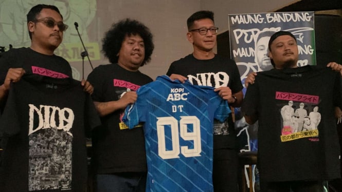 Deputi CEO PT Persib Bandung Bermartabat, Teddy Tjahjono bersama DT09