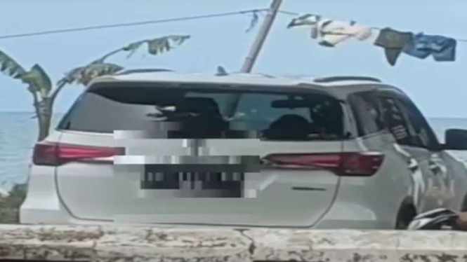 Tangkapan layar video viral pasangan mesum di dalam mobil Fortuner