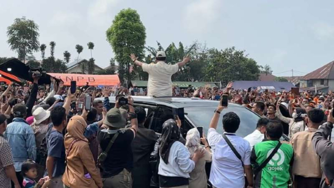 Prabowo Suianto saat mengunjungi para korban erupsi Gunung Marapi, Agam, Sumbar.