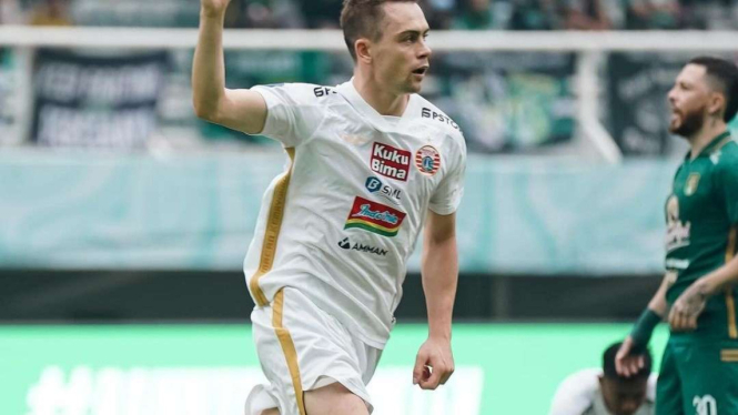 Pemain Persija Jakarta Maciej Gajos rayakan gol