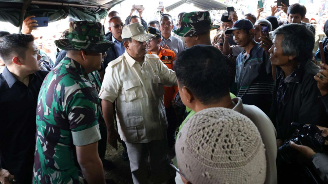 Prabowo bersama prajurit TNI yang evakuasi pendaki gunung Marapi