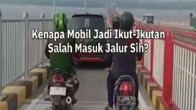 Tangkapan layar video viral mobil masuk jalur sepeda motor di Jembatan Suramadu.