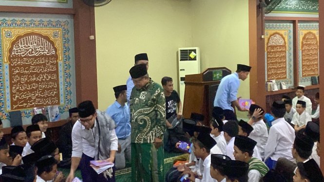 Cawapres nomor urut dua Gibran Rakabuming Raka bagi-bagi buku ke santri