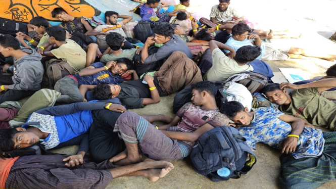 Pengungsi Rohingya di Tugu Taman Ratu Safiatuddin, Banda Aceh  