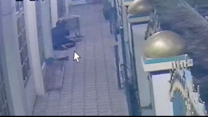 Rekaman CCTV aksi pencurian kotak amal di sebuah masjid.