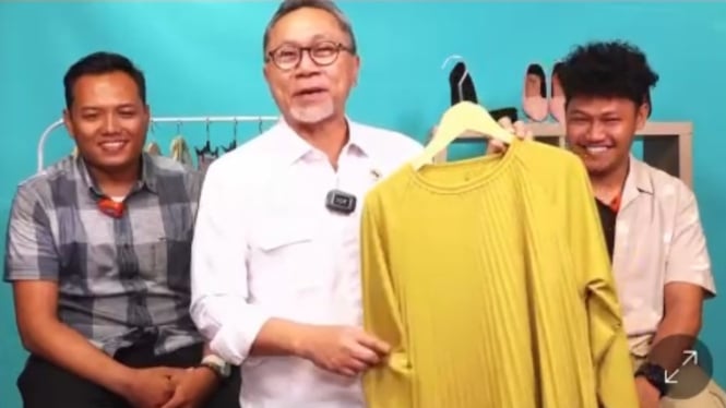 Menteri Perdagangan Republik Indonesia Zulkifli Hasan menjadi host live shopping
