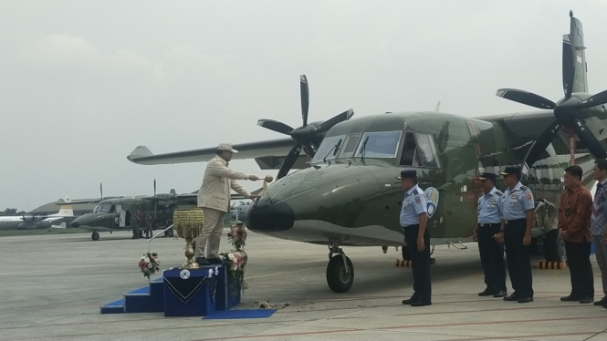 VIVA Militer: Prabowo Subianto menyerahkan Pesawat NC-212i kepada TNI AU 