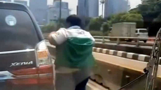 Pengemudi Daihatsu Xenia melakukan kekerasan di jalan raya