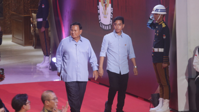 Prabowo-Gibran saat debat perdana capres di KPU pada Selasa, 12 Desember 2023.