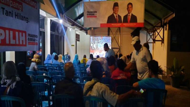 Nobar debat perdana capres di Manahan Solo, Jawa Tengah.