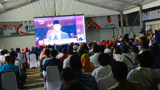 Ketua TKD Amin Sumut Edy Rahmayadi, pendukung, dan relawan nonton bareng debat Capres 2024