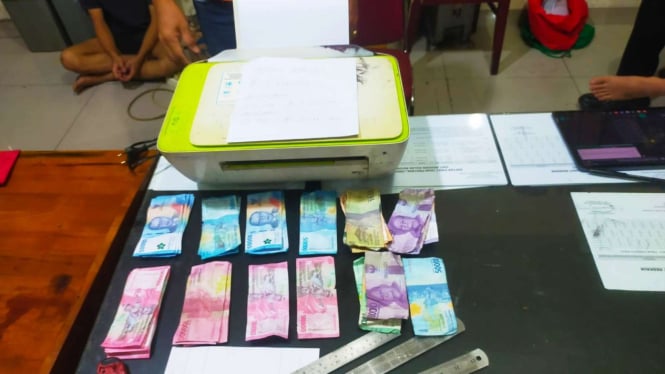 Barang bukti, polisi gerbek rumah produksi uang Palsu di Deli Serdang