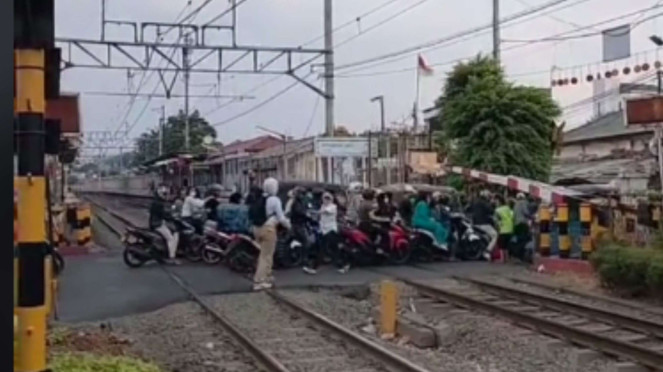 Kereta api nyaris tabrak motor