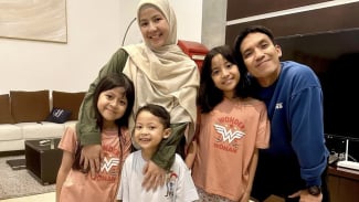 Netizen Dibuat Salfok, Natasha Rizky Hadir Saat Anak Beri Kejutan ke Desta?