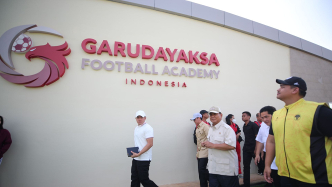 Prabowo Rasakan Terik Matahari bersama Para Garuda Sepak Bola Indonesia