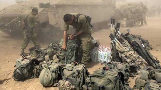VIVA Militer: Tentara Israel mengumpulkan perlengkapan rekannya yang tewas