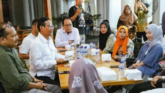 Calon wakil presiden nomor urut 3, Mahfud Md menemui perwakilan dari organisasi, pegiat dan penyandang difabel perempuan di Posko Teuku Umar 9, Jakarta, Kamis malam, 14 Desember 2023.