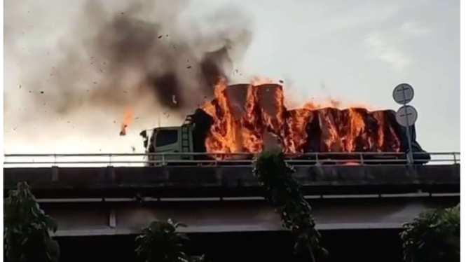 Truk terbakar di jalan tol Jakarta