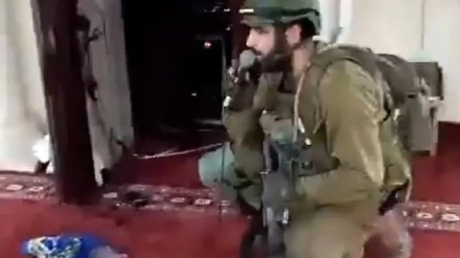 Tentara Israel bernyanyi dan berdoa melalui mikrofon di sebuah masjid di Jenin di Tepi Barat.