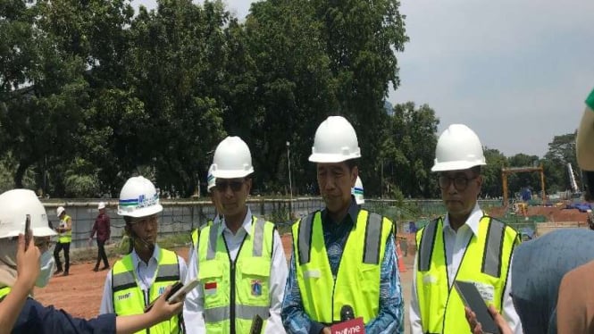 Presiden Jokowi meninjau proyek MRT Fase II di Monas, Jakarta.