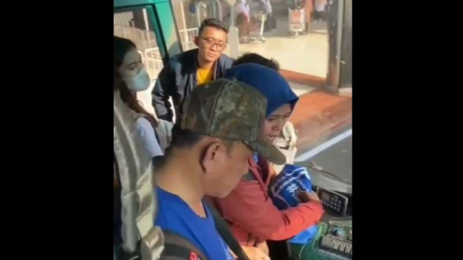 Pria (jaket hitam) diduga ODGJ bikin rusuh di shuttle bus Bandara Soetta 