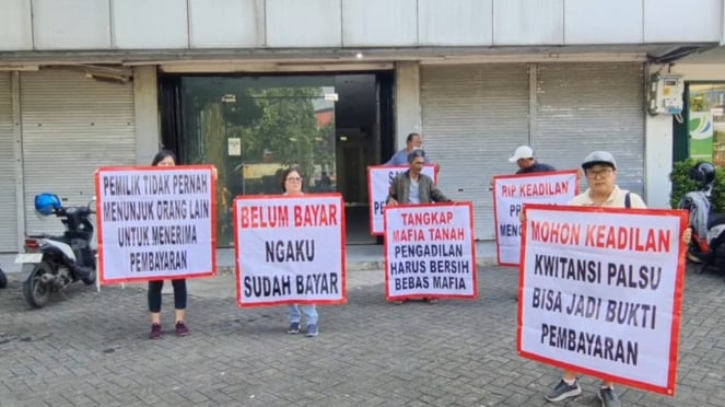 Aksi unjuk rasa sidang sengketa lahan di tempat