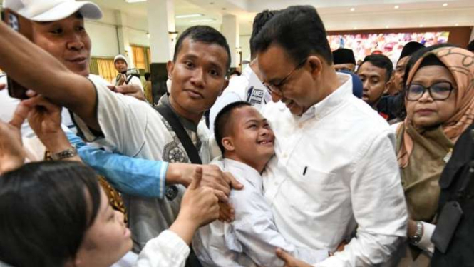 Capres nomor urut 1 Anies Baswedan saat bertemu dengan para penyandang disabilitas di Bekasi, Jawa Barat, Jumat, 15 Desember 2023.