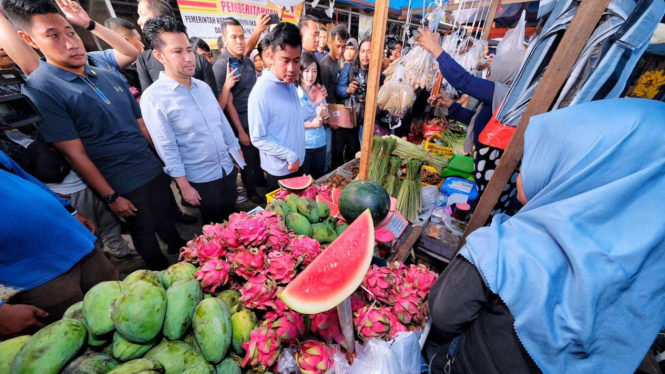 Awali Kampanye di Kalimantan, Gibran Blusukan Pasar di Balikpapan