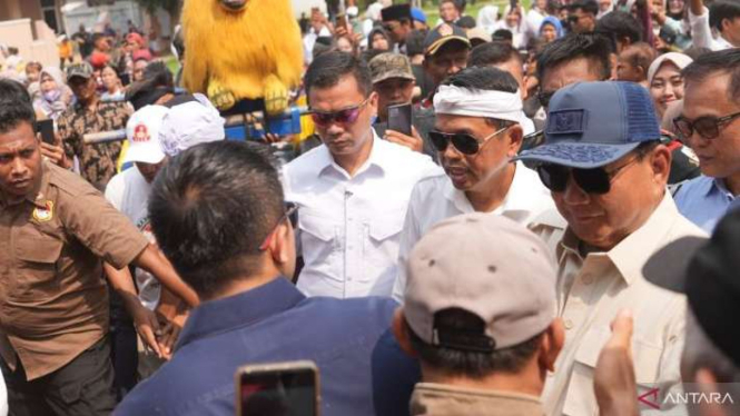 Calon presiden nomor urut 2 Prabowo Subianto disambut Dedi Mulyadi dan ribuan warga saat berkunjung ke Purwakarta, Jawa Barat, Sabtu, 16 Desember 2023.