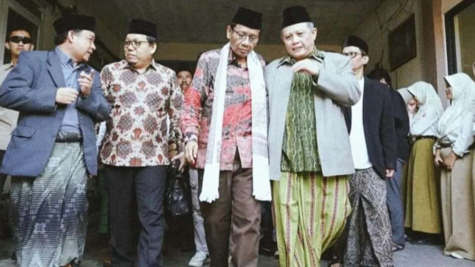 Calon wakil presiden nomor urut 3 Mahfud MD mengunjungi sekaligus menapaktilasi Gus Dur di Pondok Pesantren Sirnamiskin, Bandung, Jawa Barat, Sabtu, 16 Desember 2023.
