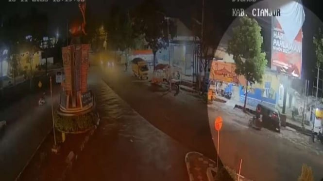 Tangkapan Layar Rekaman CCTV Detik-detik Pencopotan Baliho Caleg PDIP di Cianjur