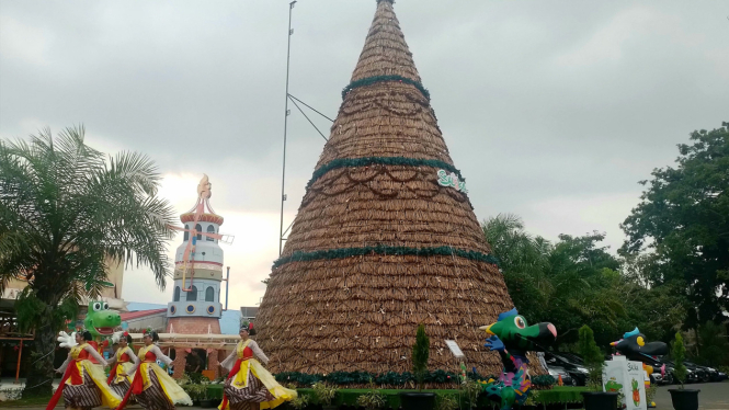 Rekor MURI pohon Natal raksasa dari eceng gondok di Taman Saloka Semarang