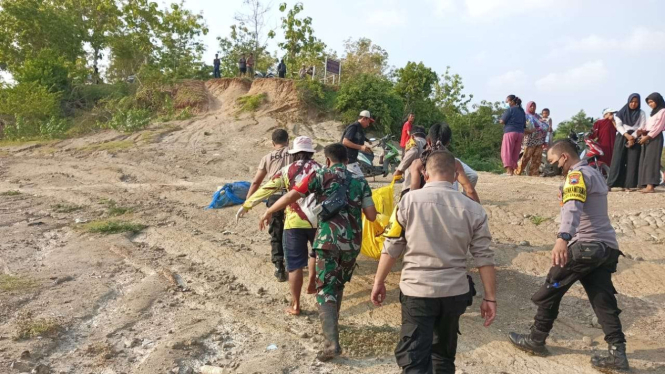 Proses evakuasi seorang nelayan yang ditemukan tewas tenggelam di Waduk Malahayu, Brebes.