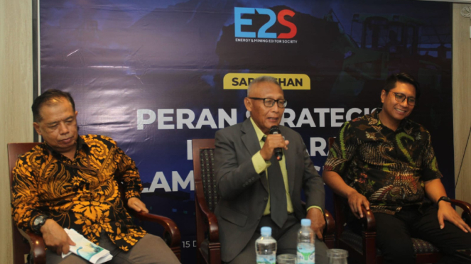 Wakil Ketua Umum Indonesia Mining Association, Ezra Leonard Sibarani (kanan)