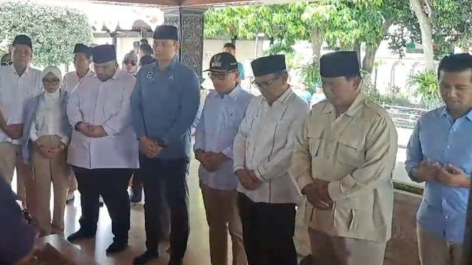 Prabowo Subianto Ziarah ke Makam Bung Karno Didampingi AHY