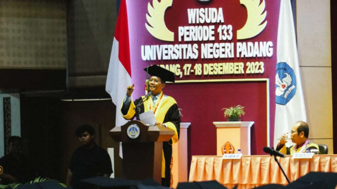 Menteri Koordinator Bidang Politik, Hukum, dan Keamanan Mahfud MD menyampaikan orasi ilmiah Universitas Negeri Padang, Sumatra Barat, Minggu, 17 Desember 2023.