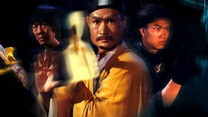 Lam Ching-ying (tengah) berperan sebagai Pendeta Tao di film Mr Vampire.