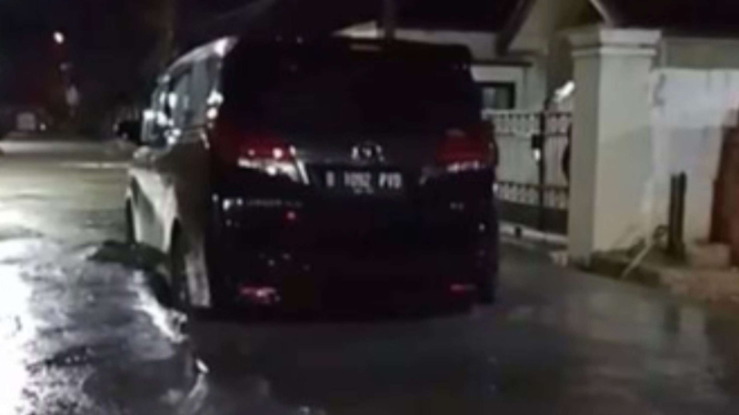 Mobil Alphard terobos jalan yang sedang dicor di Jalan Macan Lindungan