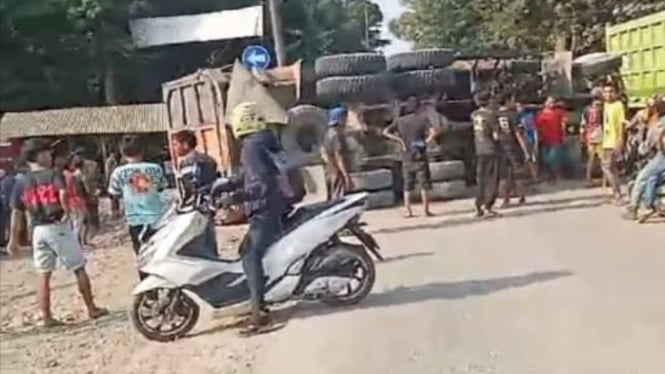 Truk terguling di Parungpanjang Bogor, Jawa Barat.