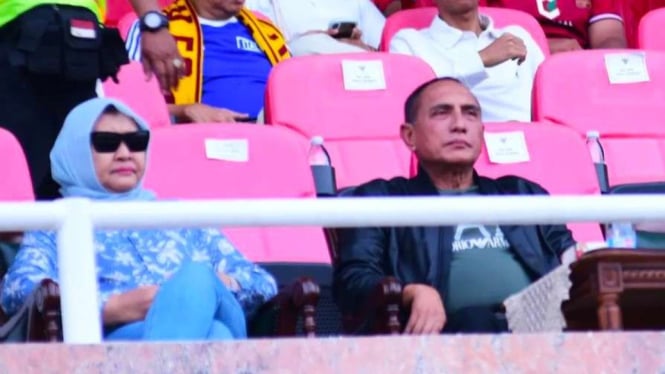 Edy Rahmayadi bersama istrinya, Nawal Lubis saat menyaksikan Sriwijaya FC vs PSM