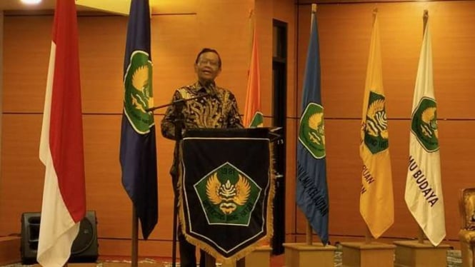 Menteri Koordinator Bidang Politik Hukum dan Keamanan RI Prof Mahfud Md menyampaikan kuliah umum di Universitas Bung Hatta, Padang, Sumatra Barat, Senin, 18 Desember 2023.