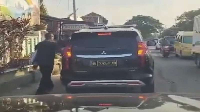 Mobil Fortuner pelat dinas Polri memasang APK caleg DPR RI di Tangerang 