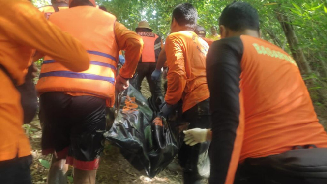 Kakek Jono Tenggelam di Sungai Serang Semarang dievakuasi TIM SAR