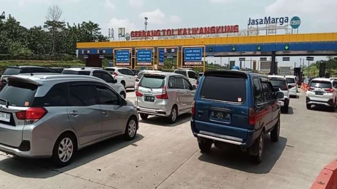 Suasana lalu lintas di tol Kalikangkung Semarang, Jateng.