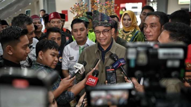 Calon presiden nomor urut 1 Anies Baswedan saat memberikan keterangan di Kota Lubuklingau, Sumatra Selatan, Senin, 18 Desember 2023.