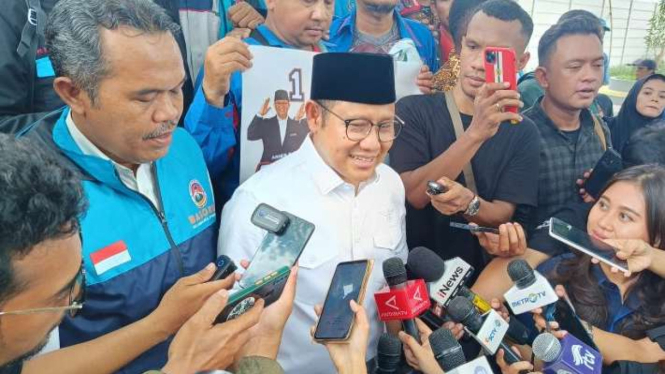 Calon wakil presiden nomor urut 1 Muhaimin Iskandar menjawab pertanyaan wartawan saat ditemui di Kabupaten Bekasi, Jawa Barat, Senin, 18 Desember 2023.